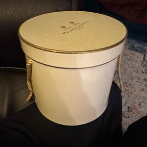 Penhaligon’s London Large Round Hatbox Gift Box – Ivory & Gold Rope Handles